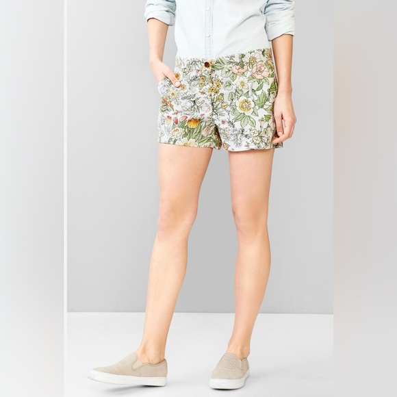 GAP Pants - Gap Floral summer khaki shorts 100% Cotton